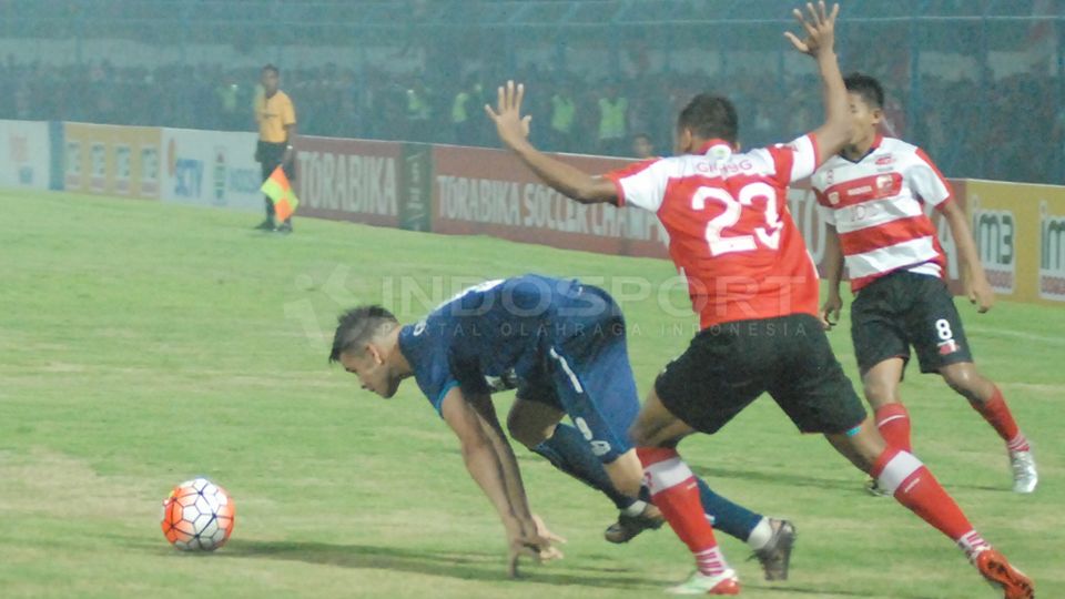 Aksi Gustavo Giron saat pertandingan Madura United vs Arema Cronus. Copyright: © Ian Setiawan/INDOSPORT